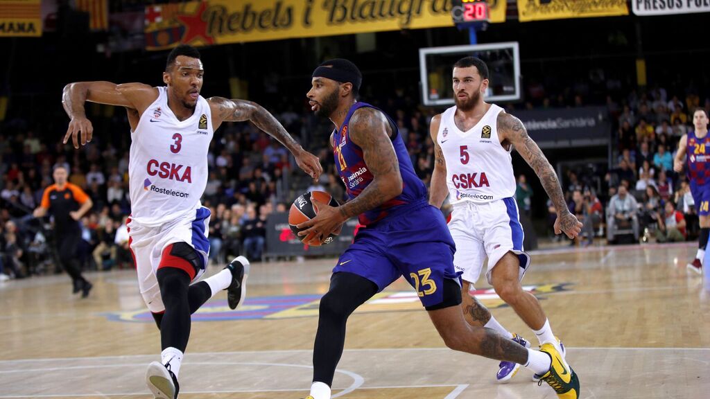 Joel Bolomboy defiende a Malcolm Delaney bajo la mirada de Mike James