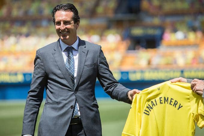 Unai Emery posando con la camiseta del Villarreal