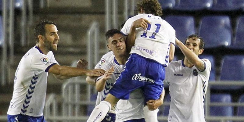 Jugadores Tenerife celebrando gol