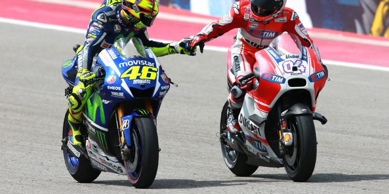 Rossi y Dovizioso saludándose al acabar la carrera