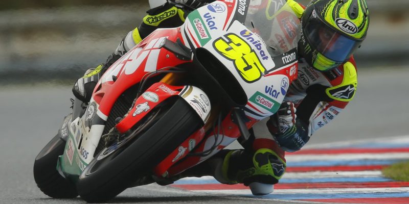 Cal Crutchlow pilotando su Honda en el trazado de Brno