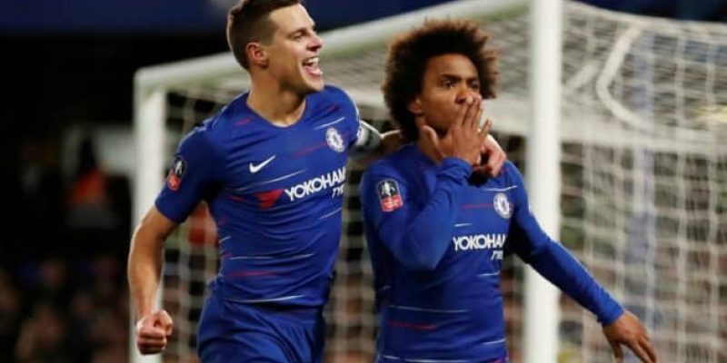 Cesar Azpilicueta y Willian jugadores del Chelsea celebrando un gol