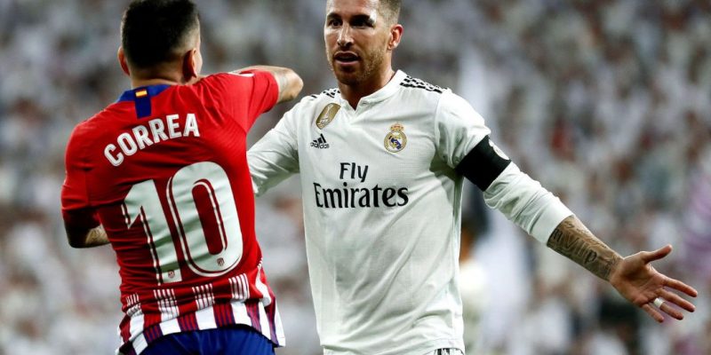 Correa y Sergio Ramos en el derbi madrileño