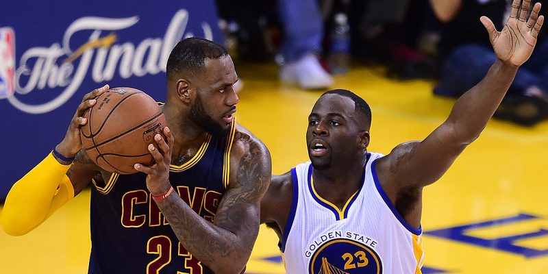 Draymond Green defendiendo a LeBron James