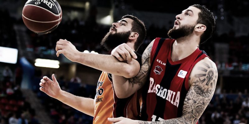 Dubljevic y Poirier luchan por un balón en un Valencia Baskonia