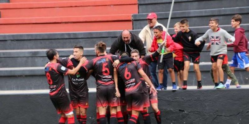 El Mensajero celebrando un gol.