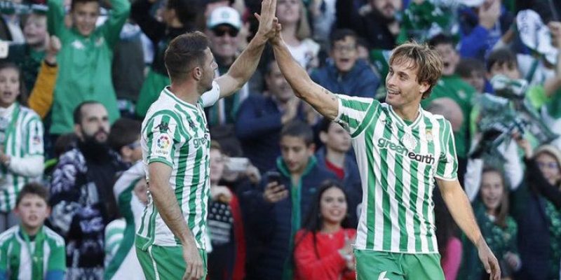 Joaquin y Sergio Canales celebrando un gol