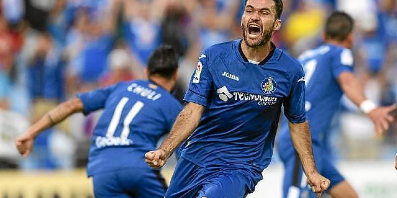 Jorge Molina celebrando un gol