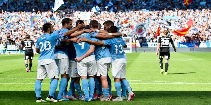 Jugadores Malmö celebran gol