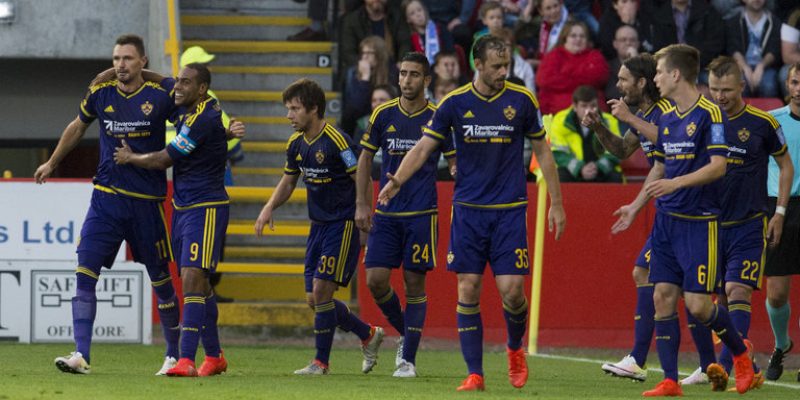 Jugadores Maribor celebran gol