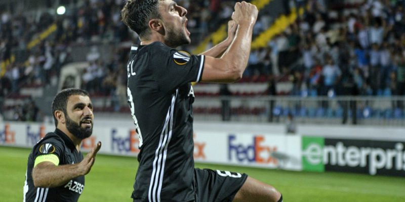 Jugadores Qarabag celebrando gol