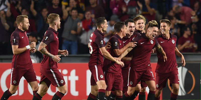 Jugadores Sparta celebran gol