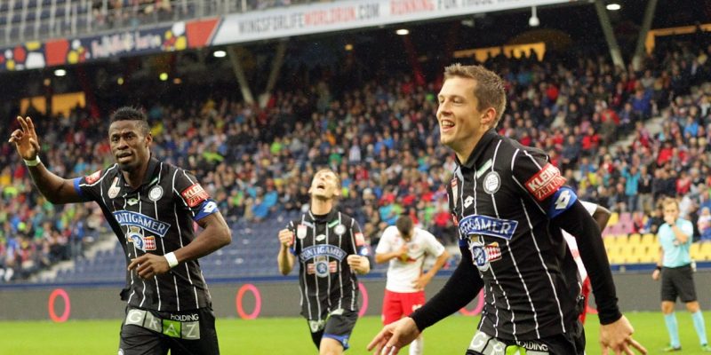 Jugadores Sturm Graz celebran gol