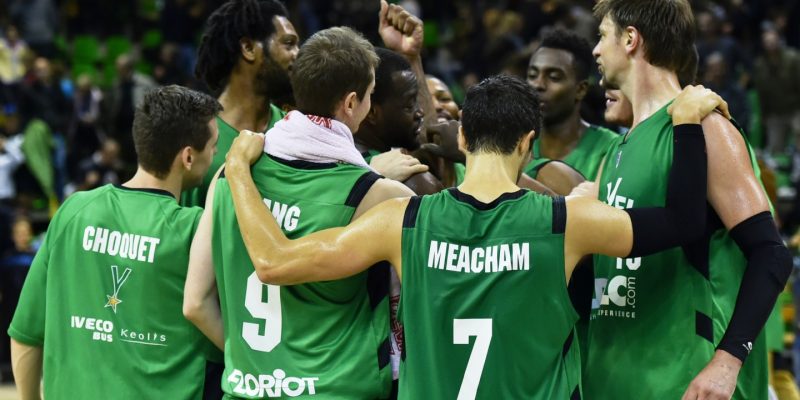 La plantilla del ASVEL celebrando una victoria