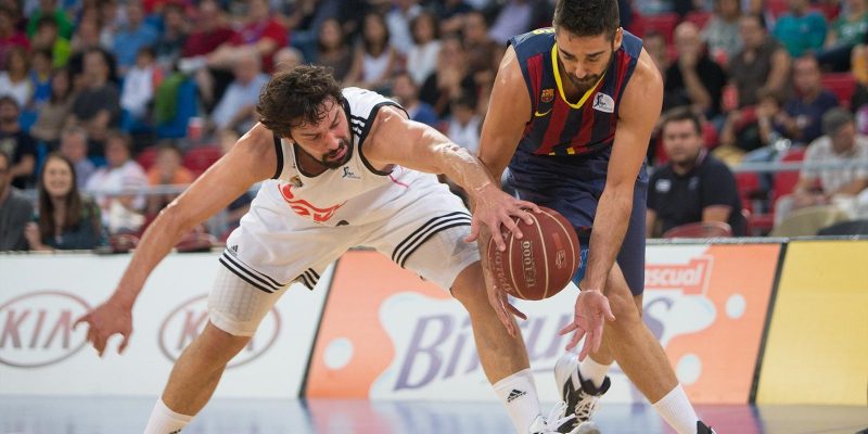 Llull y Navarro luchando por la pelota