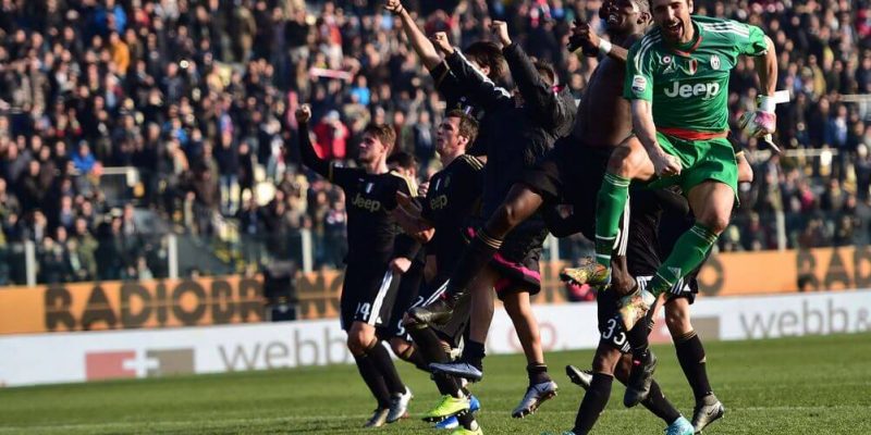 Los jugadores de la Juve celebran la victoria en Carpi