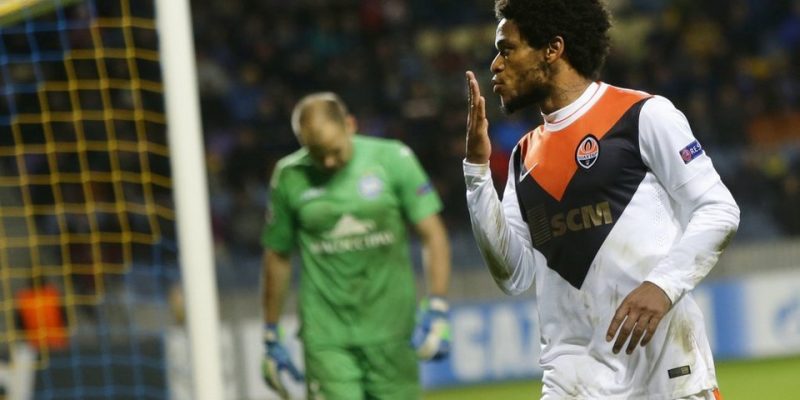 Luiz-Adriano-celebra-uno-de-su_54417380334_54115221152_960_640