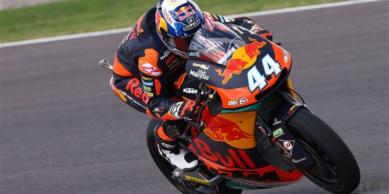 Miguel oliveira encima de su ktm