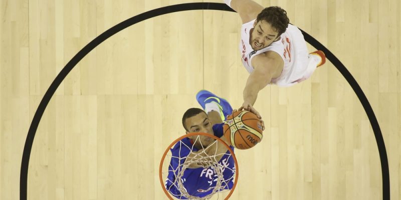 Rudy Gobert y Pau Gasol luchando por un rebote.