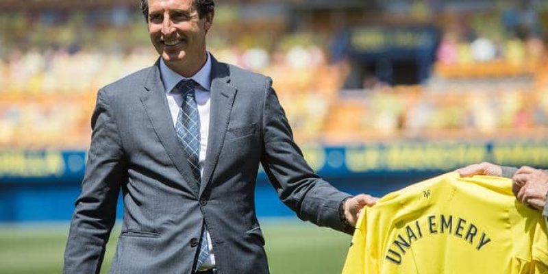 Unai Emery posando con la camiseta del Villarreal