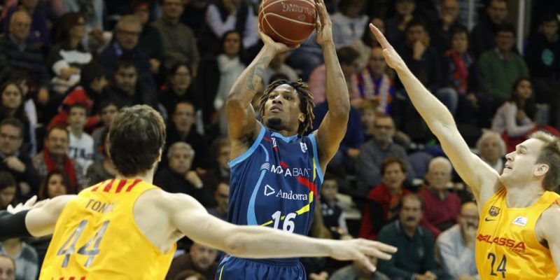 andrew albicy base de morabanc andorra tirando a canasta durante un partido