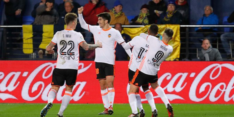 carlos soler celebra un gol