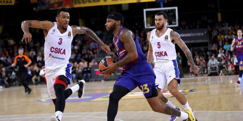 Joel Bolomboy defiende a Malcolm Delaney bajo la mirada de Mike James