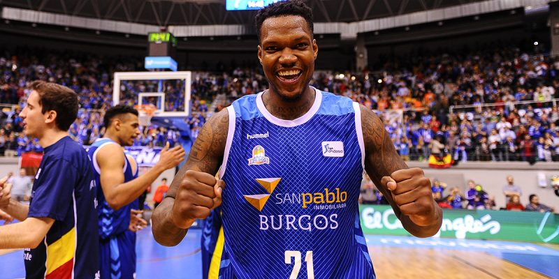 deon thopmson celebrando una victoria con san pablo burgos