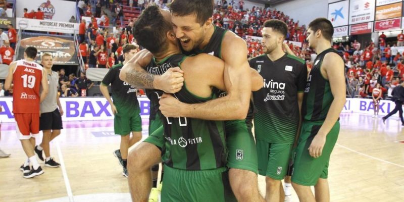 divina seguros joventut celebrando el triunfo en la pista de baxi manresa