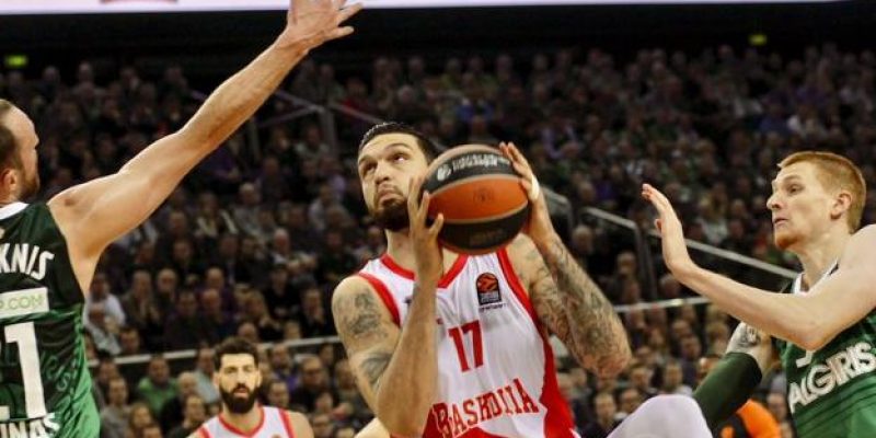 el francés vincent poirier durante una jugada del baskonia en euroliga