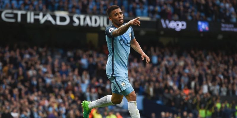 gabriel jesus celebrando un gol del manchester city en el etihad stadium