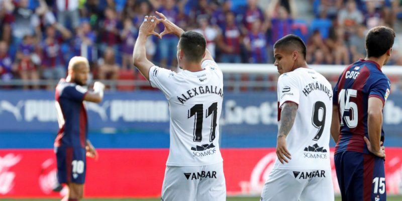 alex gallar marca el primer gol del huesca en primera division