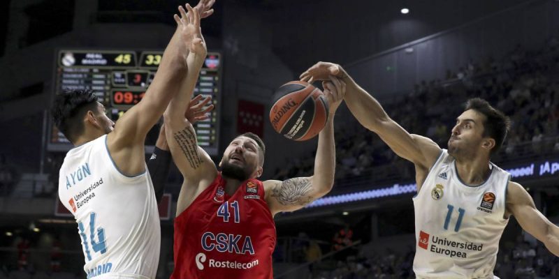 gustavo ayón y facundo campazzo defendiendo a nikita kurbanov