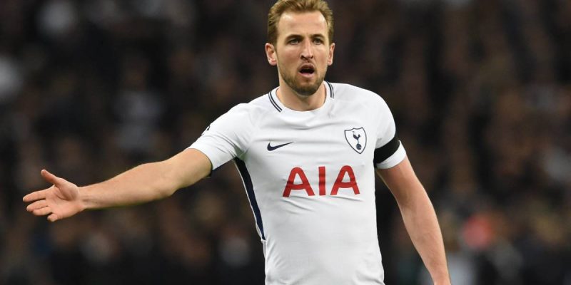 harry kane delantero del tottenham en una accion de partido