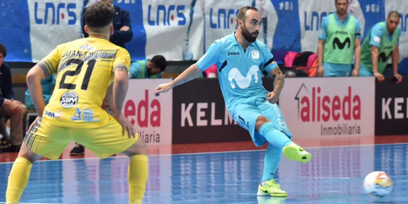 Ricardinho pasando el balón