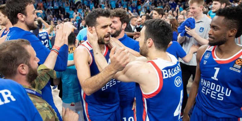 jugadores de anadolu efes celebran alcanzar la final four