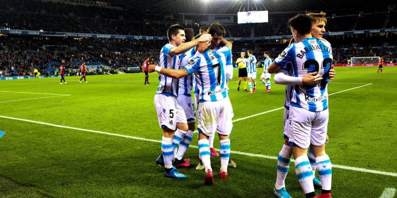 jugadores de la real sociedad celebrando un gol