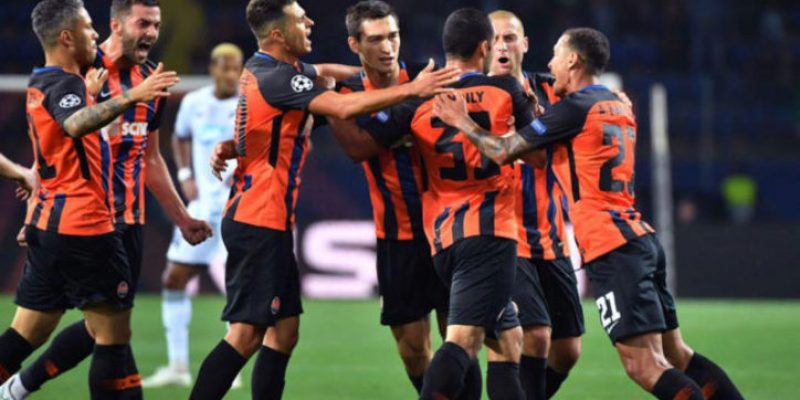 jugadores del shakhtar donetsk celebran un gol al hoffenheim