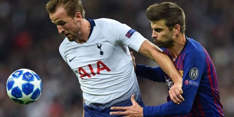 kane y piqué disputan un balón