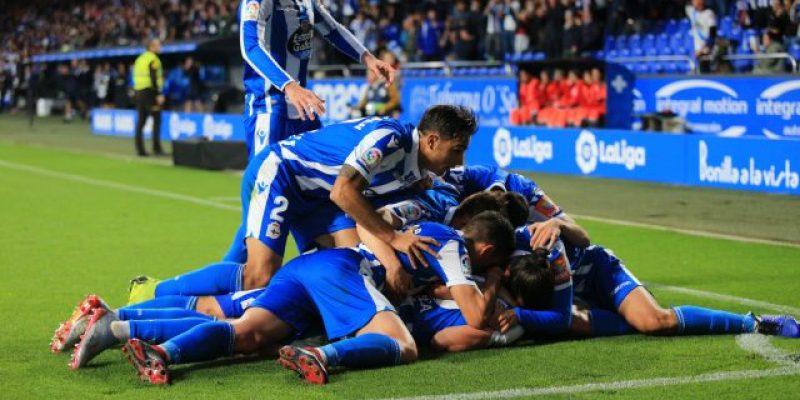 los jugadores del deportivo celebran uno de los goles ante el málaga