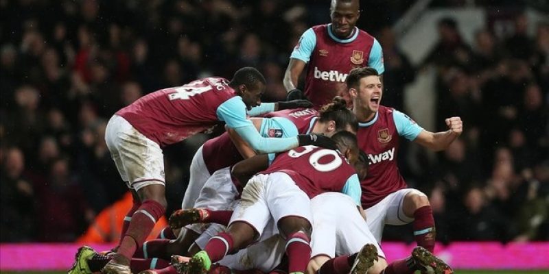 los jugadores del west ham celebran un gol