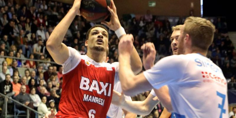 gabriel lundberg en una entrada a canasta con baxi manresa