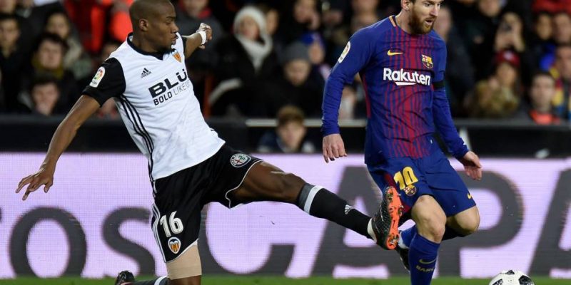 messi y kondogbia disputan un balon barcelona valencia camp nou liga santander