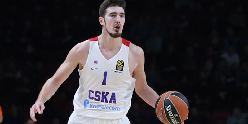 nando de colo durante un partido con cska