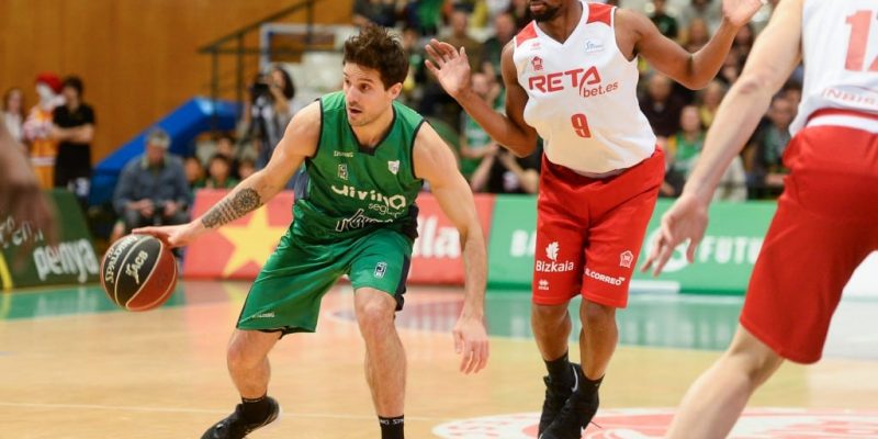 nicolas laprovittola durante una acción de un partido con divina seguros joventut