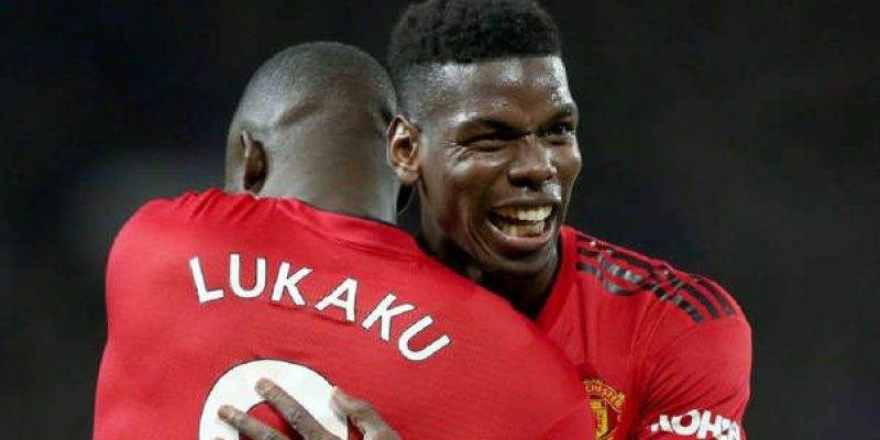 pogba y lukaku celebrando un gol del manchester united