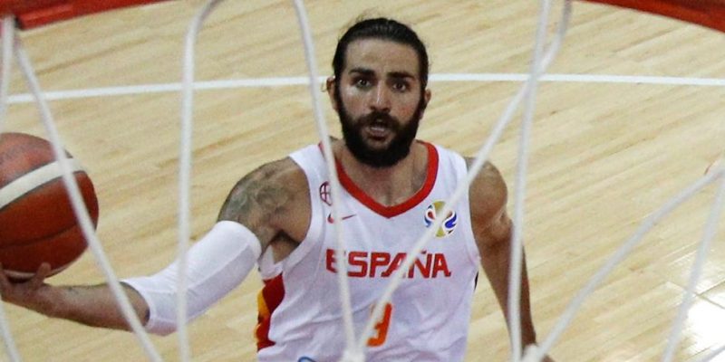 ricky rubio entrando a canasta con españa