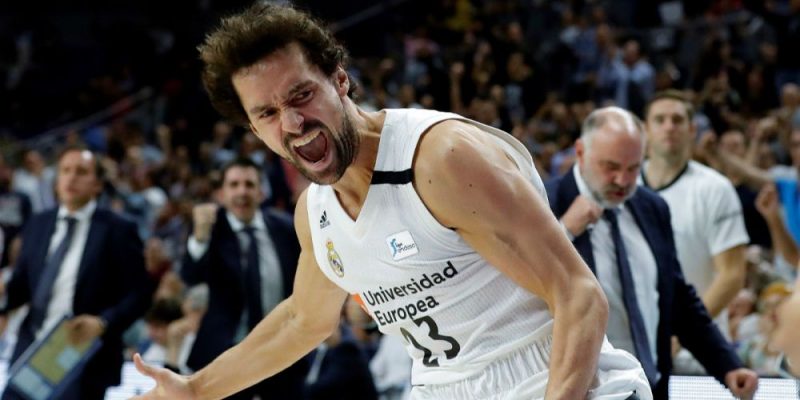 sergio llull celebrando una canasta con el real madrid