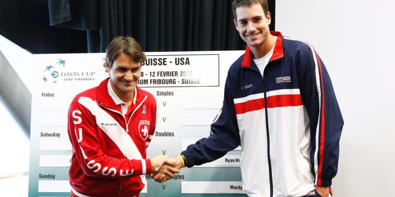 suico-roger-federer-e-e-norte-americano-john-isner-se-cumprimentam-antes-de-estreia-na-copa-davis-09022012-1328796162138_1920x1080