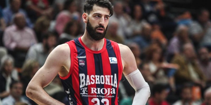 tornike shengelia con la camiseta de baskonia